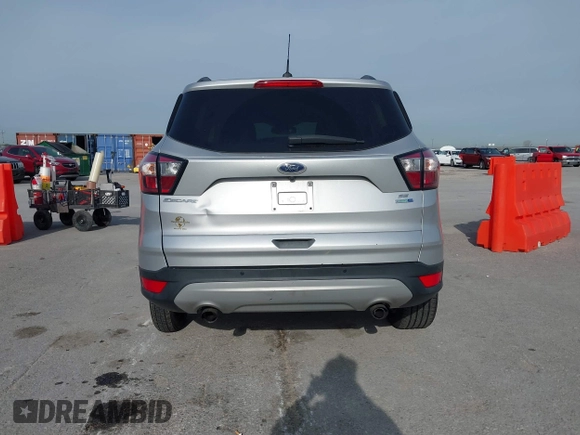 2018 Ford Escape SE z VIN 1FMCU9GD6JUC91365, wystawiony jako IAAI lot #39152113 z przebiegiem 129 283 mil mil oraz . Historia ofert i sprzedaży dostępna na DreamBid. Obrazek 16.