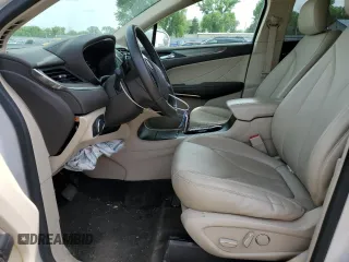 2017 Lincoln MKC Premiere z VIN 5LMCJ1C94HUL50240, wystawiony jako Copart lot #55427335 z przebiegiem 123 941 mil mil oraz Szkody całkowita. Historia ofert i sprzedaży dostępna na DreamBid. Obrazek 7.