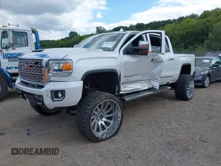 2019 GMC Sierra 2500HD Denali with VIN 1GT12SEY5KF236832, listed as a IAAI auction lot 40151260 with 45,531 mi miles. Bid and sale history available at carsss.com. Image 17.