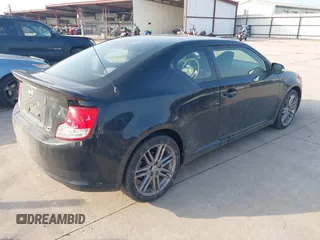2013 Scion tC z VIN JTKJF5C75D3046414, wystawiony jako IAAI lot #41915505 z przebiegiem 58 906 mil mil oraz . Historia ofert i sprzedaży dostępna na DreamBid. Obrazek 4.