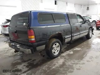 2000 Chevrolet Silverado 1500 LS with VIN 2GCEC19T3Y1333843, listed as a IAAI auction lot 41721344 with 1 mi miles. Bid and sale history available at carsss.com. Image 4.