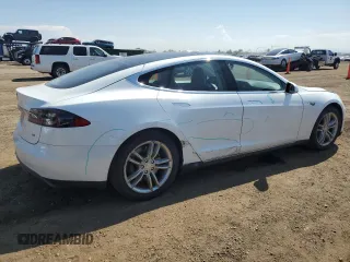 2013 Tesla Model S z VIN 5YJSA1DN0DFP08094, wystawiony jako Copart lot #60047045 z przebiegiem 137 434 mil mil oraz Szkoda całkowita • Salvage title. Historia ofert i sprzedaży dostępna na DreamBid. Obrazek 3.
