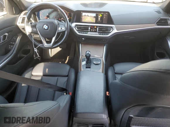 2019 BMW 3 Series 330i z VIN WBA5R1C57KFH22056, wystawiony jako Copart lot #49896985 z przebiegiem 58 311 mil mil oraz Szkody całkowita. Historia ofert i sprzedaży dostępna na DreamBid. Obrazek 8.