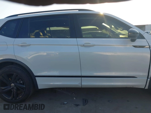 2024 Volkswagen Tiguan SE R-Line Black z VIN 3VVCB7AX3RM009461, wystawiony jako IAAI lot #41506931 z przebiegiem 19 642 mil mil oraz . Historia ofert i sprzedaży dostępna na DreamBid. Obrazek 14.