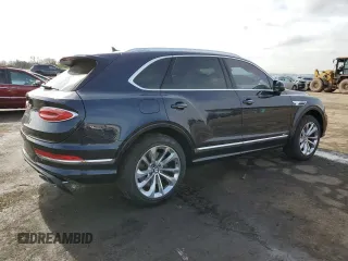 2022 Bentley Bentayga V8 z VIN SJAAM2ZV5NC016981, wystawiony jako Copart lot #43359514 z przebiegiem 8814 mil mil oraz . Historia ofert i sprzedaży dostępna na DreamBid. Obrazek 3.