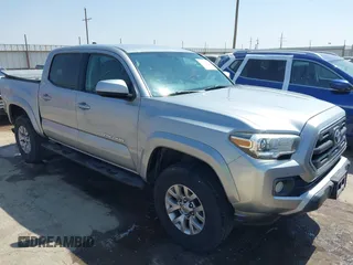 2017 Toyota Tacoma SR5 z VIN 5TFAZ5CNXHX030110, wystawiony jako IAAI lot #42318962 z przebiegiem 110 687 mil mil oraz . Historia ofert i sprzedaży dostępna na DreamBid. Obrazek 1.