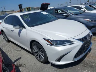 2021 Lexus ES 300h z VIN 58ADA1C10MU012810, wystawiony jako IAAI lot #42185260 z przebiegiem 70 895 mil mil oraz . Historia ofert i sprzedaży dostępna na DreamBid. Obrazek 1.