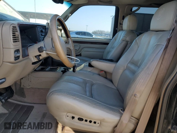 1999 Cadillac Escalade z VIN 1GYEK13R7XR402243, wystawiony jako Copart lot #43269935 z przebiegiem 231 465 mil mil oraz Czysty tytuł • Clean title. Historia ofert i sprzedaży dostępna na DreamBid. Obrazek 7.