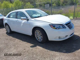 2013 Chrysler 200 Limited z VIN 1C3CCBCG7DN595998, wystawiony jako IAAI lot #42191357 z przebiegiem 140 487 mil mil oraz . Historia ofert i sprzedaży dostępna na DreamBid. Obrazek 1.