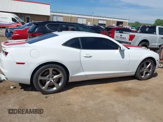 2010 Chevrolet Camaro 2SS z VIN 2G1FK1EJ6A9170374, wystawiony jako IAAI lot #42241453 z przebiegiem 182 673 mil mil oraz . Historia ofert i sprzedaży dostępna na DreamBid. Obrazek 14.