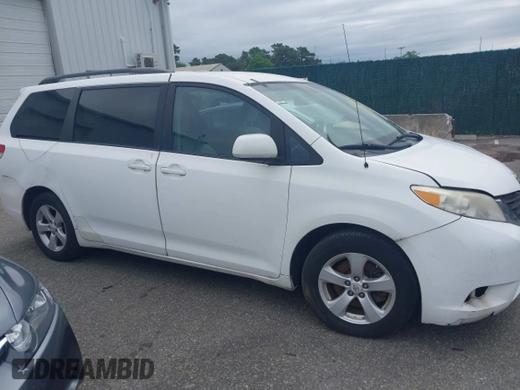 2011 Toyota Sienna LE AAS z VIN 5TDKK3DC7BS051343, wystawiony jako IAAI lot #42611095 z przebiegiem 211 223 mil mil oraz . Historia ofert i sprzedaży dostępna na DreamBid. Obrazek 13.