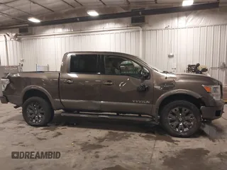 2017 Nissan Titan SV z VIN 1N6AA1E58HN523578, wystawiony jako IAAI lot #42160359 z przebiegiem 101 499 mil mil oraz . Historia ofert i sprzedaży dostępna na DreamBid. Obrazek 14.