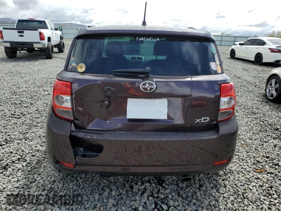 2013 Scion xD z VIN JTKKUPB48D1036243, wystawiony jako Copart lot #56227715 z przebiegiem 152 870 mil mil oraz Szkoda całkowita • Salvage title. Historia ofert i sprzedaży dostępna na DreamBid. Obrazek 6.