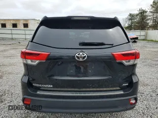 2018 Toyota Highlander LE z VIN 5TDBZRFH3JS817557, wystawiony jako Copart lot #56109035 z przebiegiem 132 053 mil mil oraz Szkoda całkowita • Salvage title. Historia ofert i sprzedaży dostępna na DreamBid. Obrazek 6.