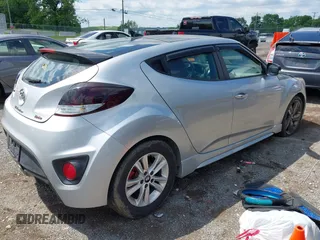 2013 Hyundai Veloster Turbo z VIN KMHTC6AE3DU136005, wystawiony jako IAAI lot #42243308 z przebiegiem 118 257 mil mil oraz . Historia ofert i sprzedaży dostępna na DreamBid. Obrazek 4.