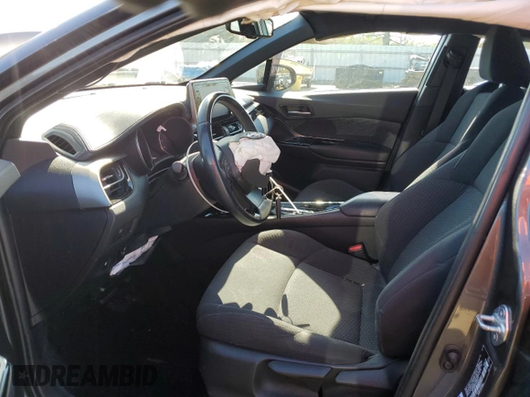 2019 Toyota C-HR XLE z VIN NMTKHMBX4KR084471, wystawiony jako Copart lot #52575985 z przebiegiem 54 578 mil mil oraz Szkoda całkowita • Salvage title. Historia ofert i sprzedaży dostępna na DreamBid. Obrazek 7.