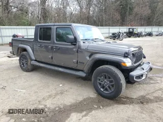 2024 Jeep Gladiator Sport S z VIN 1C6HJTAG5RL127813, wystawiony jako Copart lot #43997775 z przebiegiem 13 932 mil mil oraz Szkoda całkowita • Salvage title. Historia ofert i sprzedaży dostępna na DreamBid. Obrazek 4.