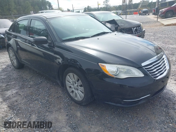 2013 Chrysler 200 LX z VIN 1C3CCBAB7DN735376, wystawiony jako IAAI lot #41835046 z przebiegiem 134 461 mil mil oraz . Historia ofert i sprzedaży dostępna na DreamBid. Obrazek 1.