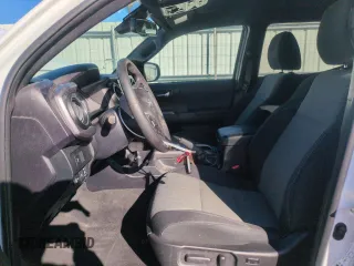 2020 Toyota Tacoma SR5 z VIN 5TFCZ5AN9LX230688, wystawiony jako Copart lot #55305165 z przebiegiem 50 381 mil mil oraz Szkoda całkowita • Salvage title. Historia ofert i sprzedaży dostępna na DreamBid. Obrazek 7.