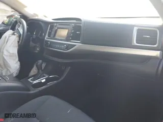 2016 Toyota Highlander LE with VIN 5TDBKRFH5GS332785, listed as a IAAI auction lot 41678060 with 38,733 mi miles. Bid and sale history available at carsss.com. Image 5.