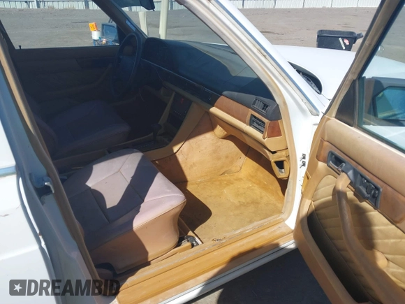 1989 Mercedes-Benz 560 with VIN WDBCA39DXKA433631, listed as a IAAI auction lot 41687132 with 137,621 mi miles and . Bid and sale history available at DreamBid. Image 5.