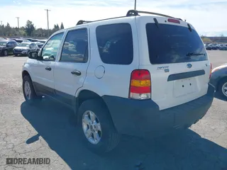 2006 Ford Escape XLT with VIN 1FMYU93126KC65835, listed as a IAAI auction lot 41902230 with 132,575 mi miles. Bid and sale history available at carsss.com. Image 3.
