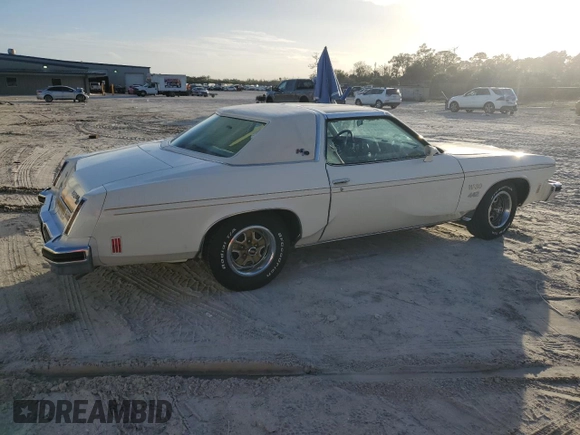 1975 Oldsmobile Cutlass z VIN 3J57T5M323248, wystawiony jako Copart lot #80526124 z przebiegiem 13 934 mil mil oraz Szkody całkowita. Historia ofert i sprzedaży dostępna na DreamBid. Obrazek 3.