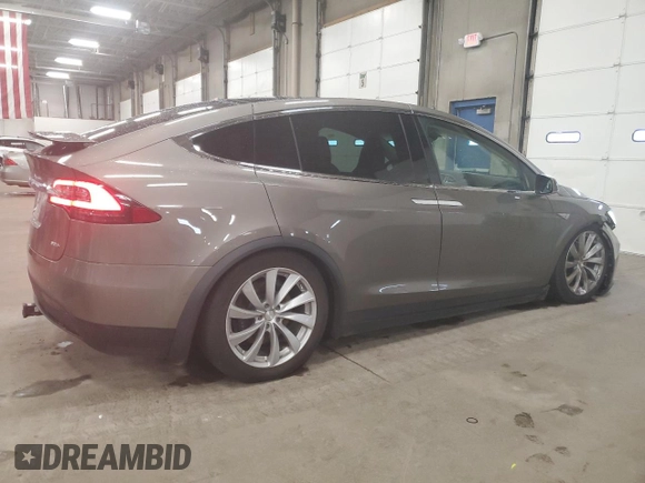2016 Tesla Model X 70D z VIN 5YJXCBE20GF003018, wystawiony jako Copart lot #57671695 z przebiegiem 117 238 mil mil oraz Szkoda całkowita • Salvage title. Historia ofert i sprzedaży dostępna na DreamBid. Obrazek 3.