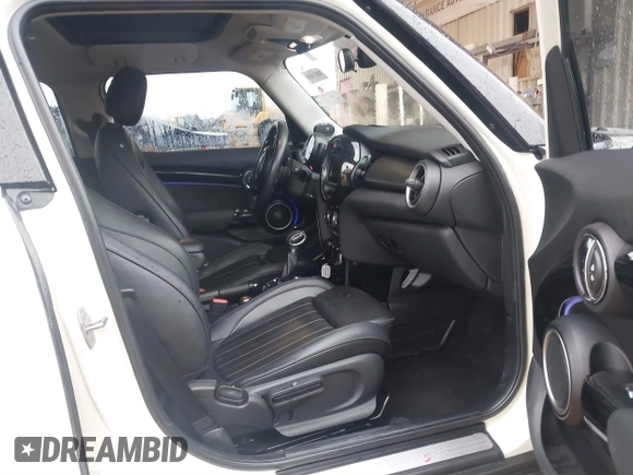 2015 MINI Hardtop 4 Door S z VIN WMWXU3C50F2B59450, wystawiony jako IAAI lot #41271841 z przebiegiem 70 719 mil mil oraz . Historia ofert i sprzedaży dostępna na DreamBid. Obrazek 5.