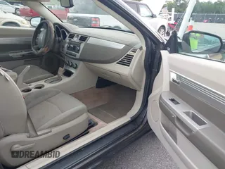 2008 Chrysler Sebring Touring z VIN 1C3LC55R58N642080, wystawiony jako IAAI lot #42371699 z przebiegiem 107 673 mil mil oraz . Historia ofert i sprzedaży dostępna na DreamBid. Obrazek 5.