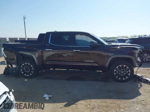 2024 Toyota Tundra Limited z VIN 5TFJA5DB9RX156634, wystawiony jako IAAI lot #41999055 z przebiegiem 29 692 mil mil oraz . Historia ofert i sprzedaży dostępna na DreamBid. Obrazek 13.