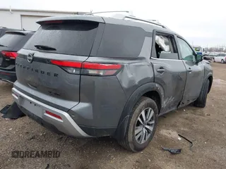 2024 Nissan Pathfinder SL z VIN 5N1DR3CC8RC233291, wystawiony jako IAAI lot #42006096 z przebiegiem 21 839 mil mil oraz . Historia ofert i sprzedaży dostępna na DreamBid. Obrazek 4.