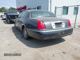 2001 Lincoln Town Car Signature z VIN 1LNHM82W11Y695417, wystawiony jako IAAI lot #42041548 z przebiegiem 117 392 mil mil oraz . Historia ofert i sprzedaży dostępna na DreamBid. Obrazek 3.