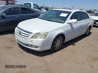 2005 Toyota Avalon XL z VIN 4T1BK36BX5U025674, wystawiony jako IAAI lot #42283773 z przebiegiem 169 604 mil mil oraz . Historia ofert i sprzedaży dostępna na DreamBid. Obrazek 2.