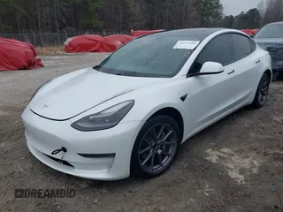 2021 Tesla Model 3 Long Range z VIN 5YJ3E1EB9MF014985, wystawiony jako IAAI lot #41672208 z przebiegiem 52 222 mil mil oraz . Historia ofert i sprzedaży dostępna na DreamBid. Obrazek 2.
