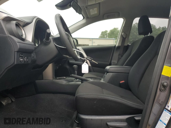 2017 Toyota RAV4 LE z VIN JTMBFREV8HJ138052, wystawiony jako Copart lot #61393655 z przebiegiem 49 785 mil mil oraz Szkoda całkowita • Salvage title. Historia ofert i sprzedaży dostępna na DreamBid. Obrazek 7.