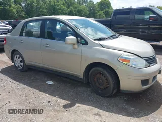 2008 Nissan Versa S z VIN 3N1BC11E88L366564, wystawiony jako IAAI lot #42380920 z przebiegiem 285 004 mil mil oraz . Historia ofert i sprzedaży dostępna na DreamBid. Obrazek 1.