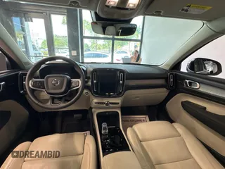 2024 Volvo XC40 Plus Bright Theme z VIN YV4L12UE6R2216347, wystawiony jako Copart lot #53724375 z przebiegiem 11 885 mil mil oraz Czysty tytuł • Clean title. Historia ofert i sprzedaży dostępna na DreamBid. Obrazek 9.