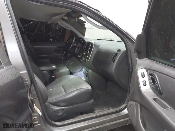 2004 Ford Escape XLT with VIN 1FMCU93174KB67570, listed as a IAAI auction lot 41228124 with 160,176 mi miles. Bid and sale history available at carsss.com. Image 5.