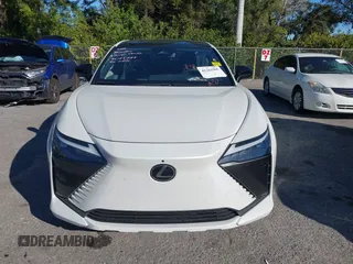 2024 Lexus RZ 300e Premium z VIN JTJABABB3RA002882, wystawiony jako IAAI lot #41262906 z przebiegiem 8 114 mil mil oraz . Historia ofert i sprzedaży dostępna na DreamBid. Obrazek 13.