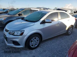 2019 Chevrolet Sonic LS z VIN 1G1JB5SB0K4111243, wystawiony jako Copart lot #87002064 z przebiegiem 81 003 mil mil oraz Szkoda całkowita • Salvage title. Historia ofert i sprzedaży dostępna na DreamBid. Obrazek 1.