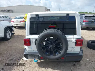 2024 Jeep Wrangler Sahara z VIN 1C4RJXP6XRW249035, wystawiony jako IAAI lot #42441640 z przebiegiem 34 128 mil mil oraz . Historia ofert i sprzedaży dostępna na DreamBid. Obrazek 17.