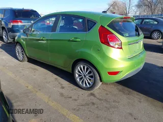 2018 Ford Fiesta Titanium z VIN 3FADP4FJ2JM142861, wystawiony jako IAAI lot #41860660 z przebiegiem 20 820 mil mil oraz . Historia ofert i sprzedaży dostępna na DreamBid. Obrazek 3.