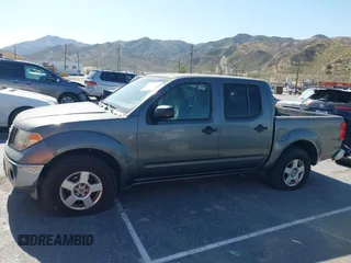 2006 Nissan Frontier SE z VIN 1N6AD07U16C452948, wystawiony jako IAAI lot #42376966 z przebiegiem 228 540 mil mil oraz . Historia ofert i sprzedaży dostępna na DreamBid. Obrazek 14.