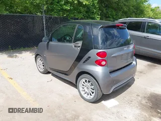 2013 Smart fortwo Pure z VIN WMEEJ3BA9DK585327, wystawiony jako IAAI lot #42343616 z przebiegiem 101 194 mil mil oraz . Historia ofert i sprzedaży dostępna na DreamBid. Obrazek 3.