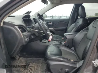 2019 Jeep Cherokee Latitude Plus с VIN 1C4PJLLB9KD186823, выставлен на аукционе Copart как лот 56421145 с пробегом 175 542 миль миль и Списание • Salvage title. История ставок и продаж доступна на DreamBid. Изображение 7.