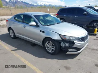 2013 Kia Optima LX z VIN KNAGM4A70D5411121, wystawiony jako IAAI lot #42077869 z przebiegiem 113 436 mil mil oraz . Historia ofert i sprzedaży dostępna na DreamBid. Obrazek 1.