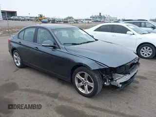 2015 BMW 3 Series 328i xDrive z VIN WBA3B3G53FNR88717, wystawiony jako IAAI lot #41941261 z przebiegiem 107 947 mil mil oraz . Historia ofert i sprzedaży dostępna na DreamBid. Obrazek 1.