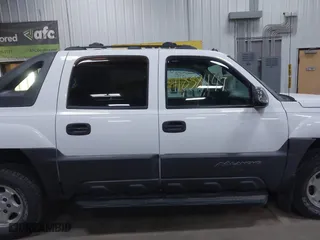 2005 Chevrolet Avalanche Z71 with VIN 3GNEK12Z45G118046, listed as a IAAI auction lot 41838447 with 203,799 mi miles. Bid and sale history available at carsss.com. Image 14.