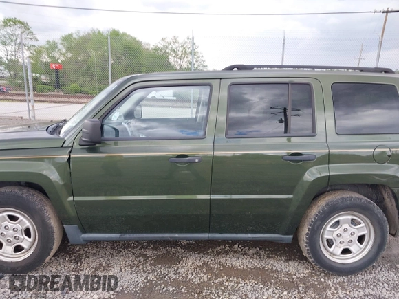 2008 Jeep Patriot Sport with VIN 1J8FT28088D520705, listed as a IAAI auction lot 42107804 with 77,032 mi miles and . Bid and sale history available at DreamBid. Image 14.
